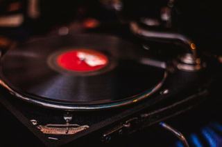 Platine vinyle Bluetooth, le sans-fil trahit-il le disque ?